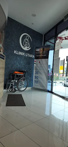 Wheelchair-accessible entry foyer