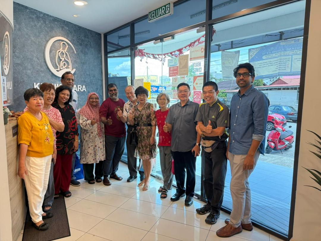 Klinik Utara team with community members at the clinic